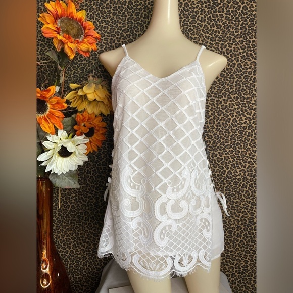 🌴3/$30🌴DOE & RAE White Embroidered Sleeveless Corset Side Tie Tank Blouse NWT - Picture 1 of 11